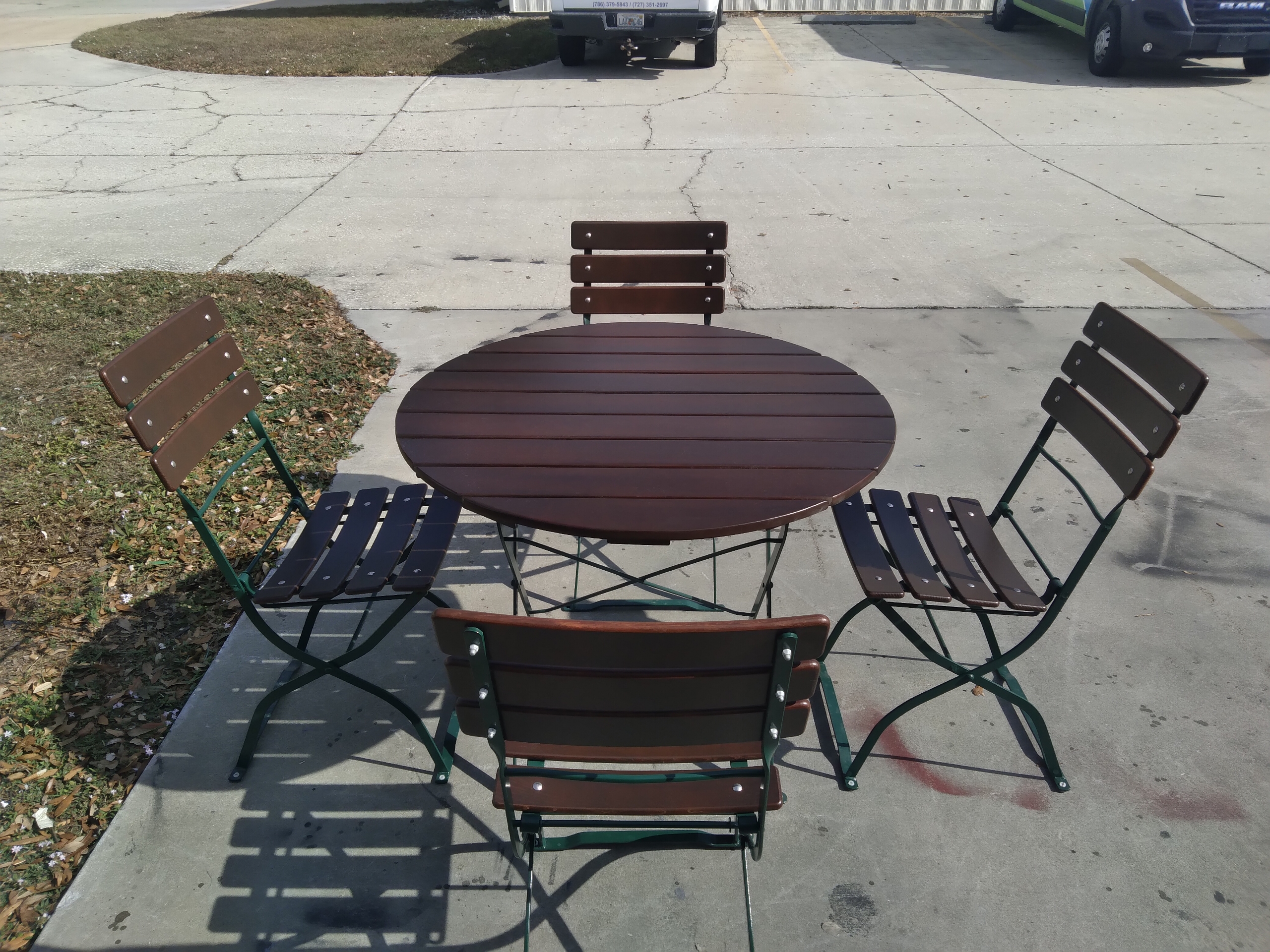 Bistro-Round-Slatted-Table-Chairs